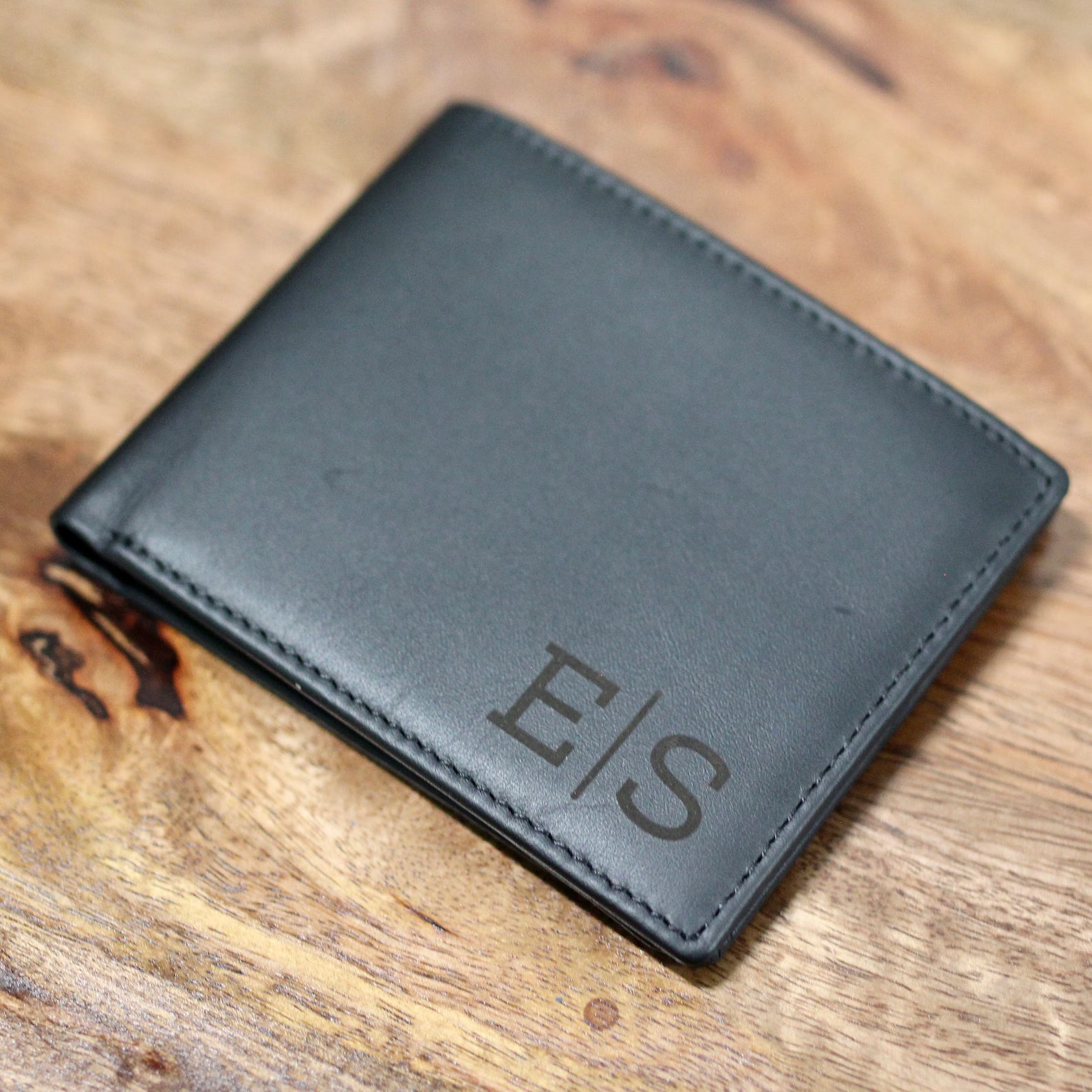 Vintage Personalized Crazy Horse Leather Wallet – Custom Engraved Laurel Wreath Monogram Bifold for Men