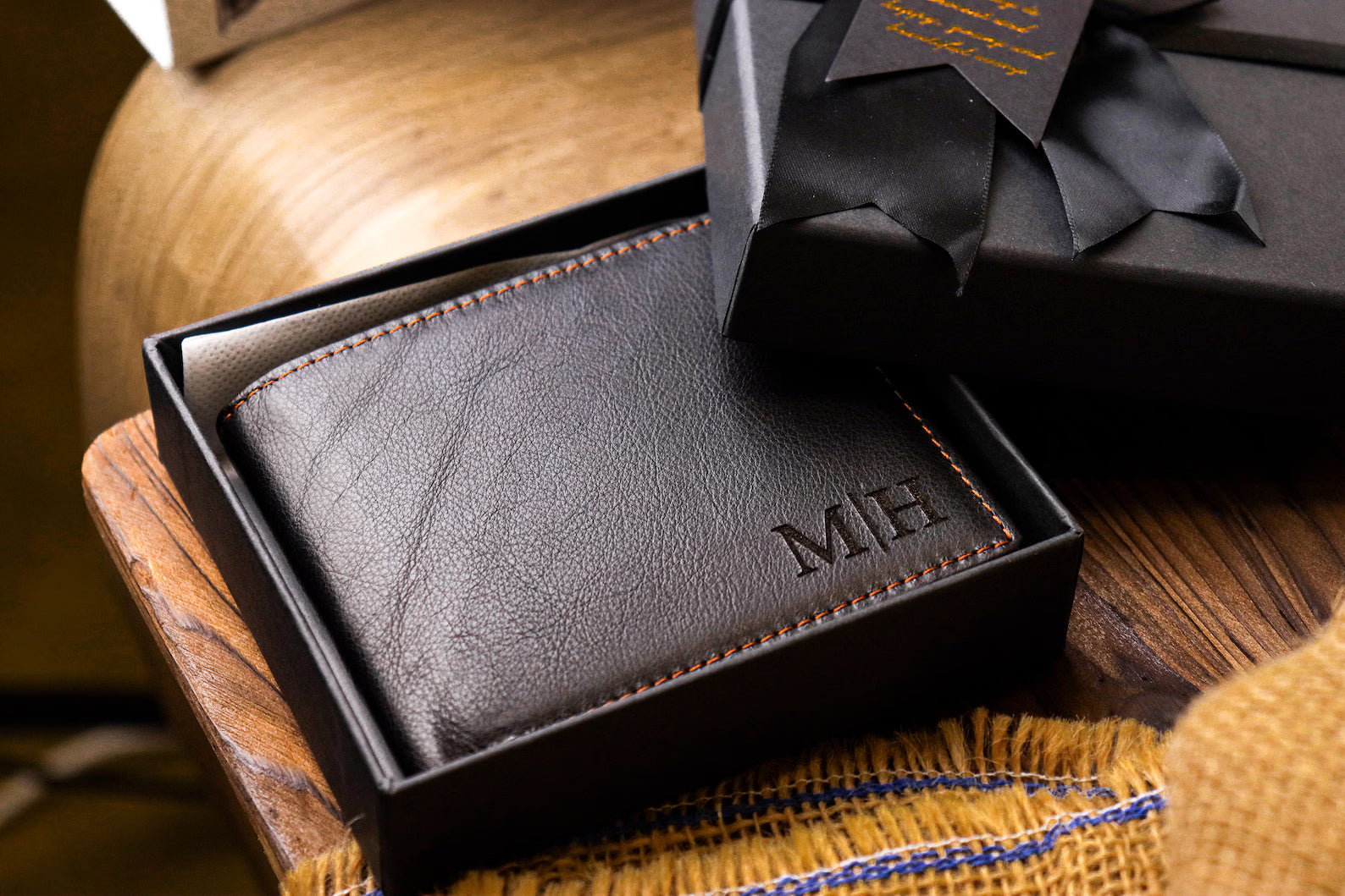 Handcrafted Pebbled Leather Men's Wallet – Custom Engraved Bifold with Contrast Stitching in Premium Gift Box