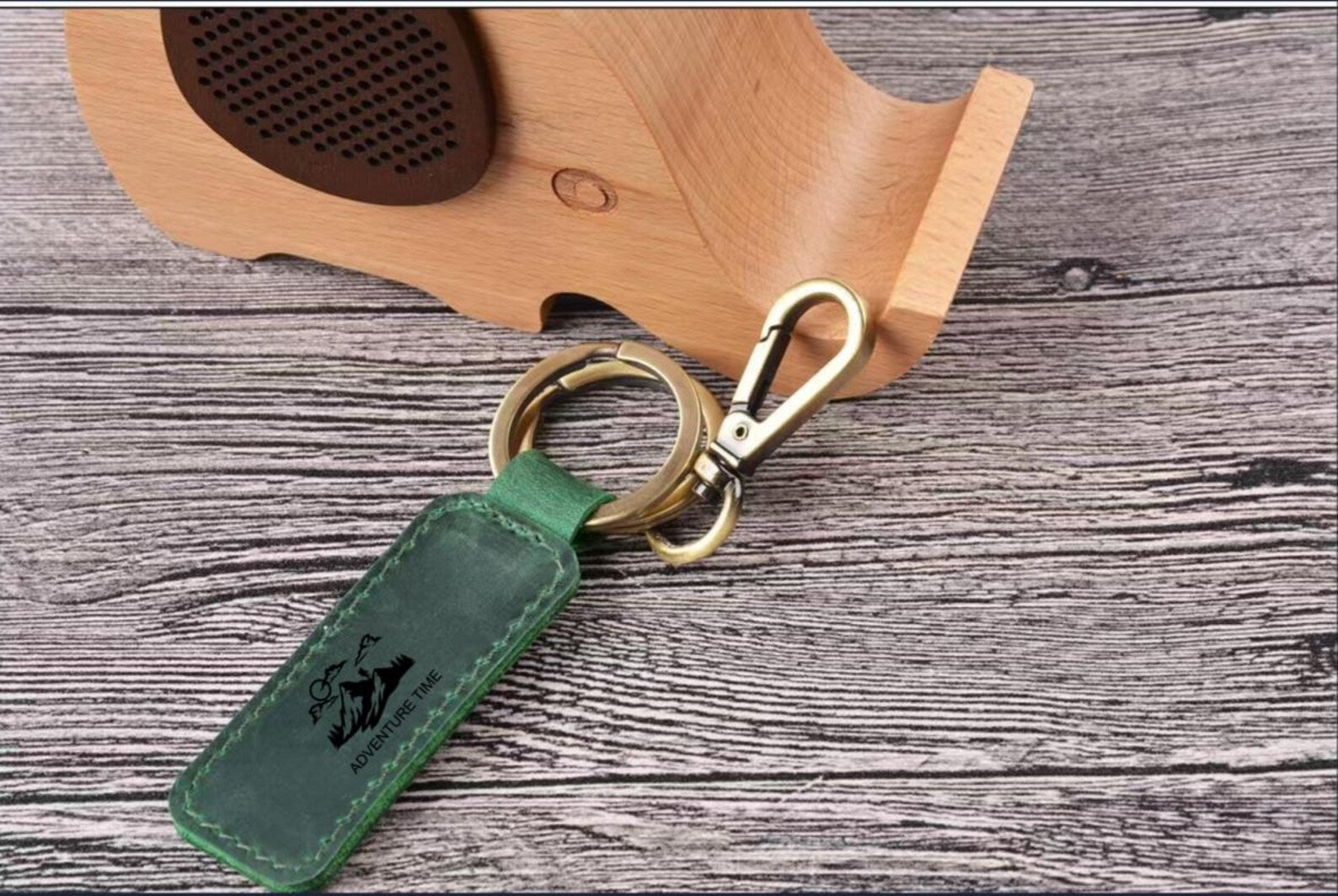The Everlasting Bloom: Personalized Acrylic Flower & Name Bar Keychain
